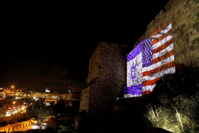 As bandeiras de Israel e dos Estados Unidos são projetadas nas muralhas que cercam a cidade de Jerusalém - 06/12/2017 As bandeiras de Israel e dos Estados Unidos são projetadas nas muralhas que cercam a cidade de Jerusalém - 06/12/2017