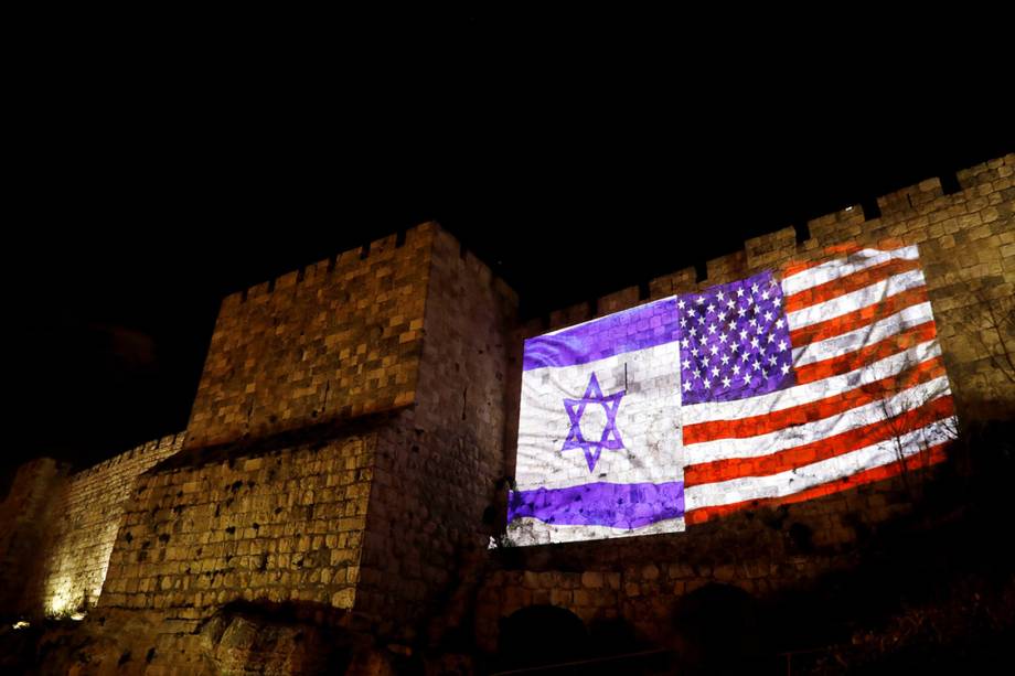 As bandeiras de Israel e dos Estados Unidos são projetadas nas muralhas que cercam a cidade de Jerusalém - 06/12/2017 As bandeiras de Israel e dos Estados Unidos são projetadas nas muralhas que cercam a cidade de Jerusalém - 06/12/2017