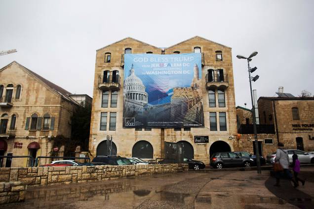 "Deus abençoe Trump", diz um cartaz no centro de Jerusalém - 06/12/2017 "Deus abençoe Trump", diz um cartaz no centro de Jerusalém - 06/12/2017