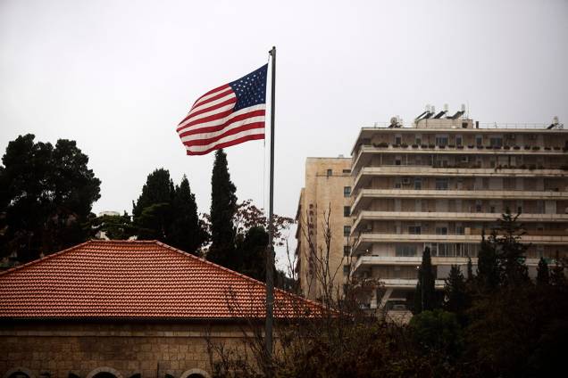 Bandeira americana é vista sobre o consulado dos Estados Unidos, em Jerusalém - 06/12/2017 Bandeira americana é vista sobre o consulado dos Estados Unidos, em Jerusalém - 06/12/2017