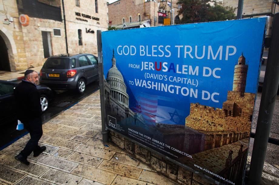 Cartaz saudando o presidente americano Donald Trump, é visto no centr de Jerusalém - 06/12/2017 Cartaz saudando o presidente americano Donald Trump, é visto no centr de Jerusalém - 06/12/2017