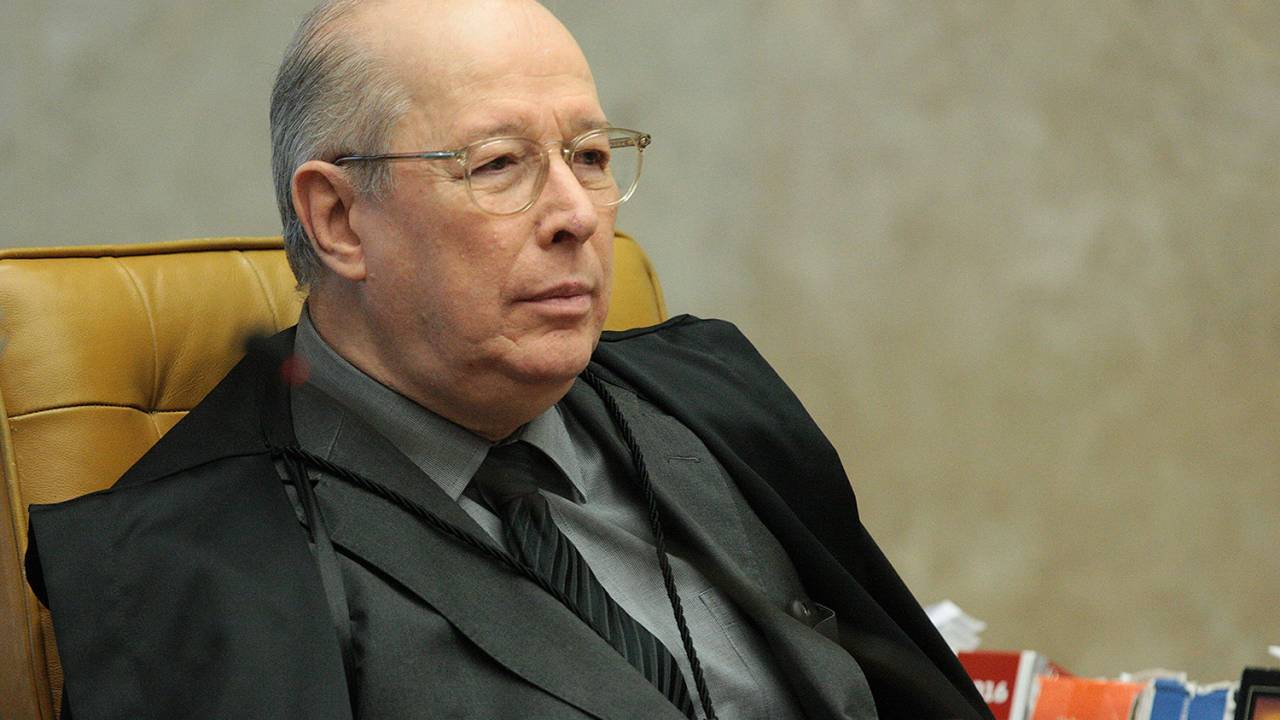 Ministro Celso de Mello durante sessão plenária do STF