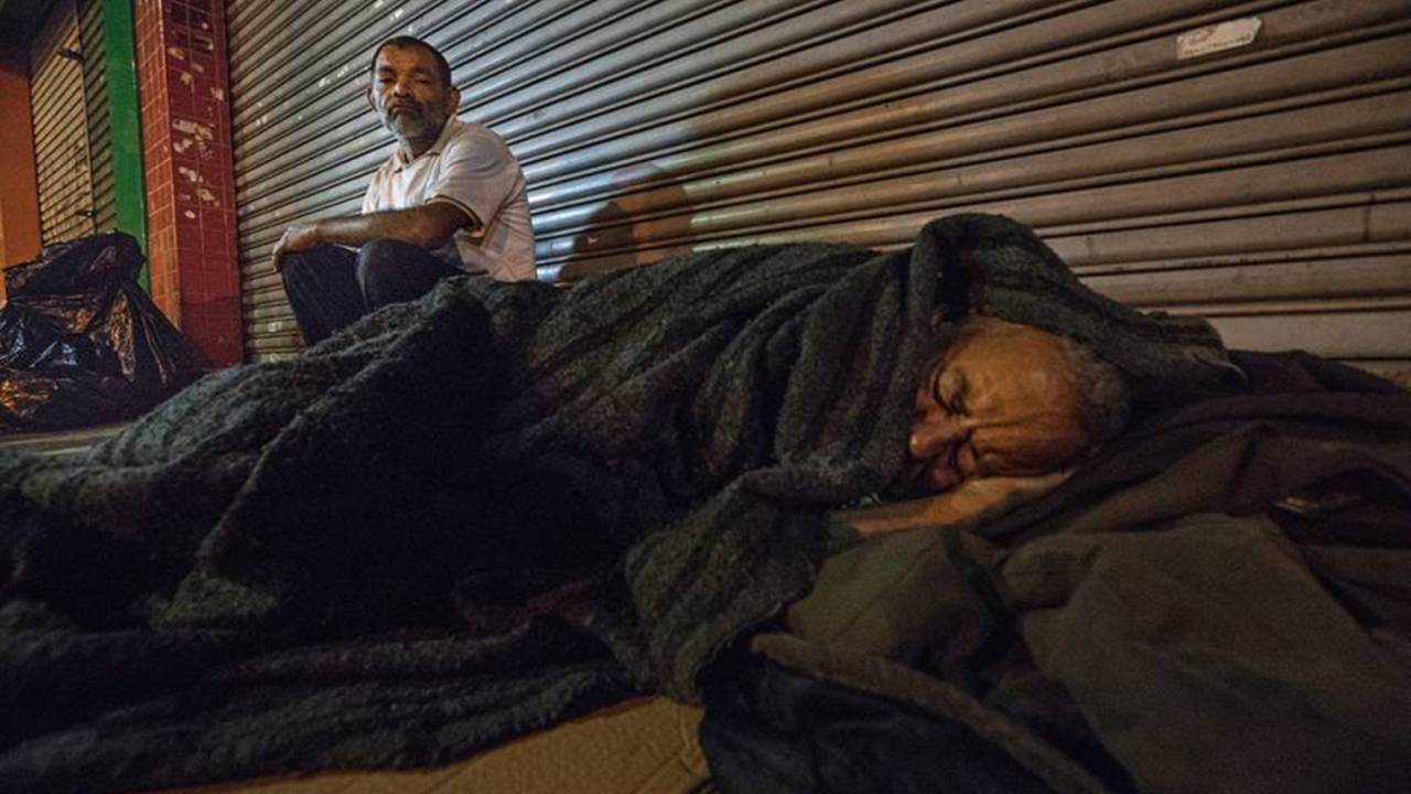 Indigência - Sem a proteção do Estado nem da família, só resta a calçada