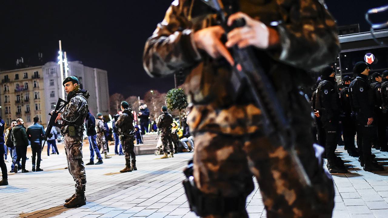Oficiais de segurança realizam patrulha na Praça Taksim, em Istambul, na Turquia, na véspera de Ano Novo - 31/12/2017