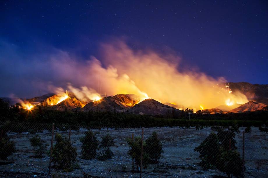 O incêndio de Thomas Fire atinge uma encosta perto de Santa Paula, na Califórnia - 05/12/2017