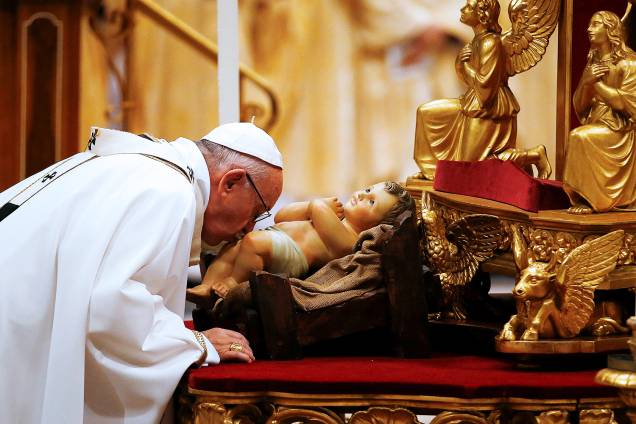 Papa Francisco beija imagem do menino Jesus durante a celebração da Missa do Galo, no Vaticano - 24/12/2017 Papa Francisco beija imagem do menino Jesus durante a celebração da Missa do Galo, no Vaticano - 24/12/2017
