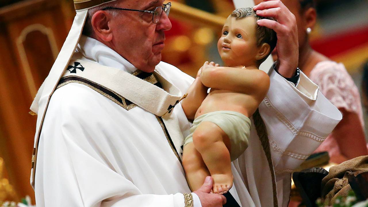 Papa Francisco carrega imagem do menino Jesus durante celebração da Missa do Galo, no Vaticano - 24/12/2017