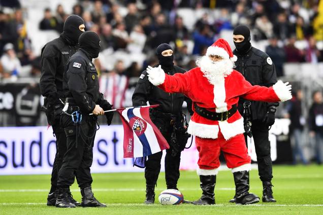 Homem vestido de Papai Noel é visto entre membros da polícia, durante partida de rugby no estádio Matmut Atlantique, localizado no sudoeste da França - 23/12/2017 Homem vestido de Papai Noel é visto entre membros da polícia, durante partida de rugby no estádio Matmut Atlantique, localizado no sudoeste da França - 23/12/2017