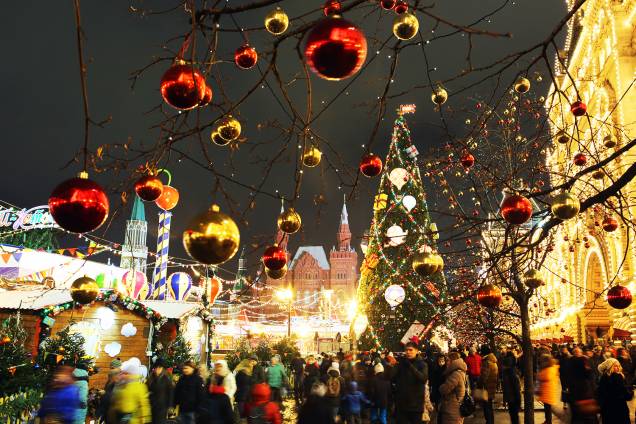 Árvores são decoradas com enfeites natalinos na Praça Vermelha, em Moscou, capital da Rússia - 23/12/2017 Árvores são decoradas com enfeites natalinos na Praça Vermelha, em Moscou, capital da Rússia - 23/12/2017