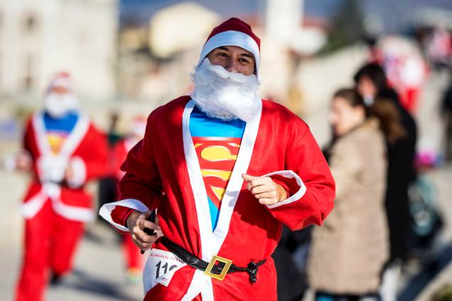 Homem vestido de Papai Noel ê visto com camiseta do Superman, durante tradicional corrida natalina realizada em Escópia, capital da Macedônia - 24/12/2017 Homem vestido de Papai Noel ê visto com camiseta do Superman, durante tradicional corrida natalina realizada em Escópia, capital da Macedônia - 24/12/2017