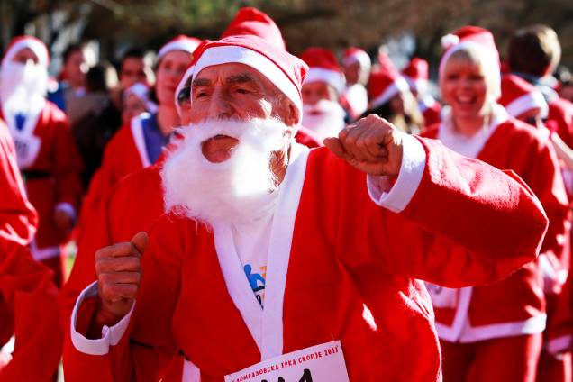Participantes dançam antes de tradicional corrida natalina, realizada em Escópia, capital da Macedônia - 24/12/2017 Participantes dançam antes de tradicional corrida natalina, realizada em Escópia, capital da Macedônia - 24/12/2017