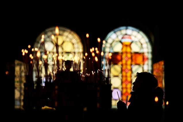 Mulher acende velas durante missa de Natal realizada na catedral de Alexander Nevski, em Sófia, capital da Bulgária - 25/12/2017 Mulher acende velas durante missa de Natal realizada na catedral de Alexander Nevski, em Sófia, capital da Bulgária - 25/12/2017