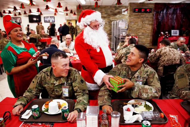 Membro do Exército americano recebe presente de homem vestido de Papai Noel, durante as celebrações de Natal em Cabul, no Afeganistão - 25/12/2017 Membro do Exército americano recebe presente de homem vestido de Papai Noel, durante as celebrações de Natal em Cabul, no Afeganistão - 25/12/2017
