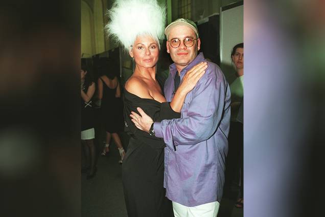 A atriz Vera Fischer abraça o estilista Ocimar Versolato antes do desfile beneficente na estação Júlio Prestes, em São Paulo (SP) - 13/12/1996 A atriz Vera Fischer abraça o estilista Ocimar Versolato antes do desfile beneficente na estação Júlio Prestes, em São Paulo (SP) - 13/12/1996