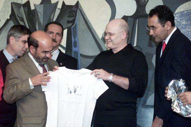 Em Brasília, o então ministro José Graziano (esq.), recebe do estilista Ocimar Versolato as primeiras camisetas para arrecadar recursos para o Fome Zero - 13/05/2003 Em Brasília, o então ministro José Graziano (esq.), recebe do estilista Ocimar Versolato as primeiras camisetas para arrecadar recursos para o Fome Zero - 13/05/2003