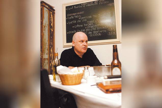 O estilista Ocimar Versolato durante jantar no no restaurante ICI Bristrô, em São Paulo - 30/01/2004 O estilista Ocimar Versolato durante jantar no no restaurante ICI Bristrô, em São Paulo - 30/01/2004