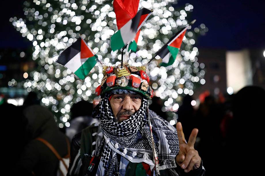 Manifestante protesta contra a decisão do presidente Donald Trump de reconhecer Jerusalém como capital de Israel, em Berlim, na Alemanha - 08/12/2017