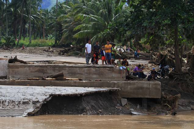 Pessoas ajudam no resgate de vítimas de tempestade que atingiu a região de Lanao del Norte, nas Filipinas - 23/12/2017 Pessoas ajudam no resgate de vítimas de tempestade que atingiu a região de Lanao del Norte, nas Filipinas - 23/12/2017