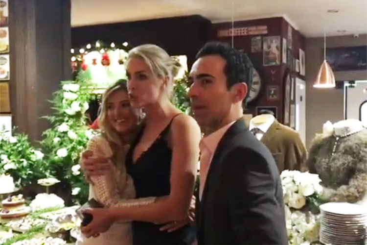 Ana Rica — vulgo Hickmann — distribui colares no casório de Tici e Tralli