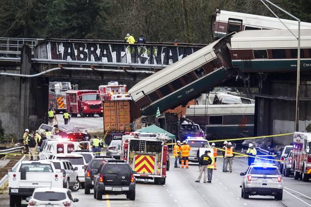 Trem descarrila e cai sobre uma estrada no estado de Washington, nos Estados Unidos, matando ao menos 3 pessoas - 18/12/2017 Trem descarrila e cai sobre uma estrada no estado de Washington, nos Estados Unidos, matando ao menos 3 pessoas - 18/12/2017