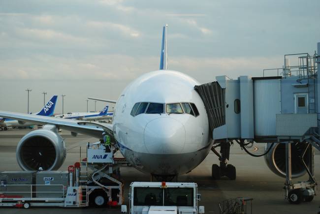 Avião em aeroporto