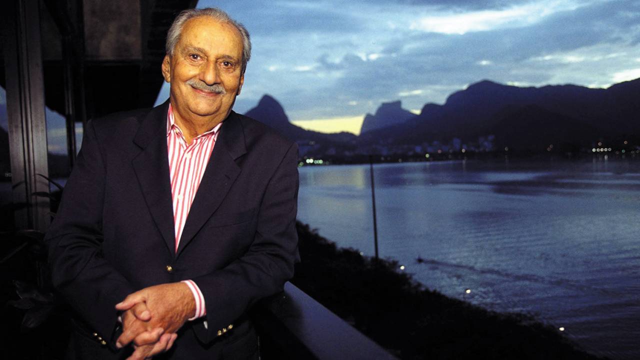 Carlos Heitor Cony, escritor, na varanda de seu apartamento - 23/03/2000