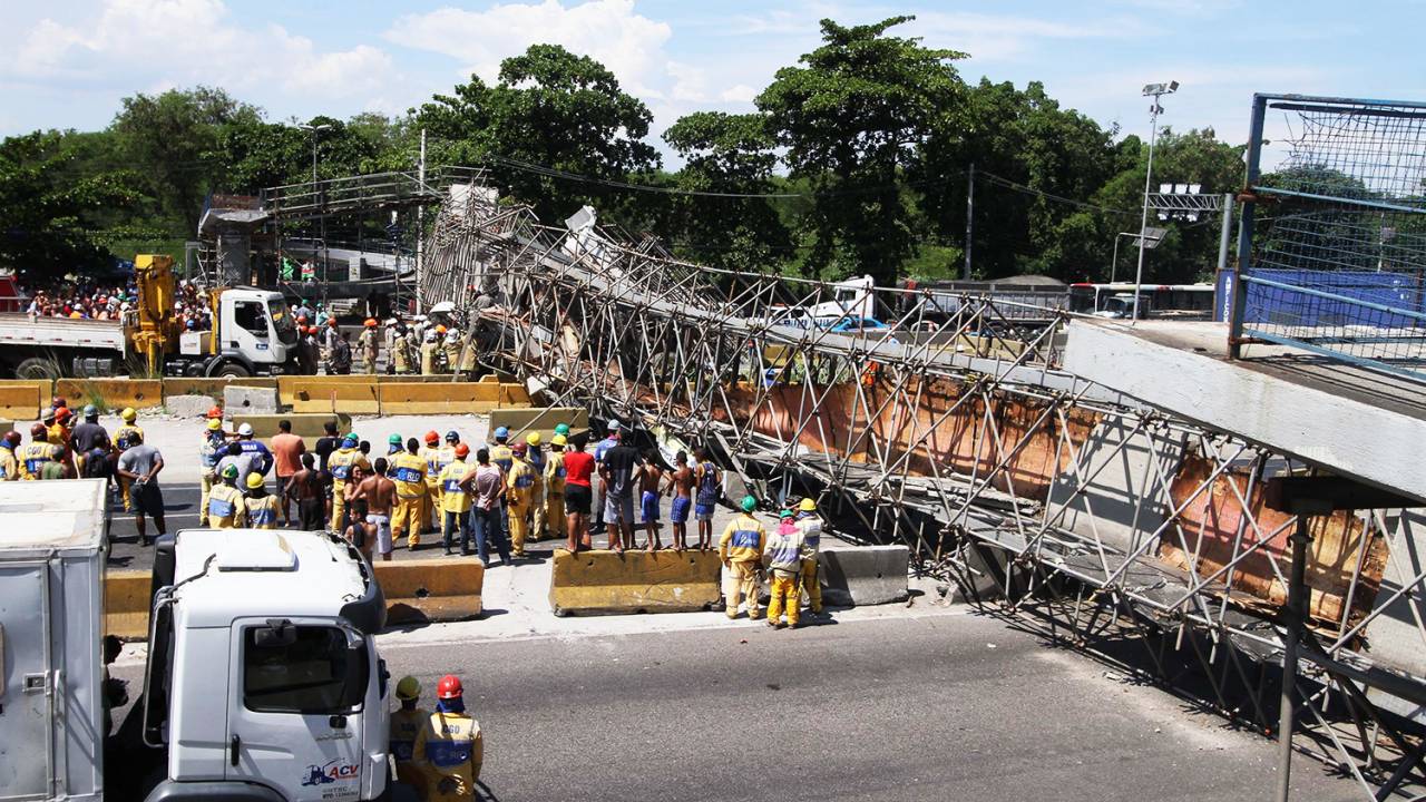 Passarela cai e deixa dois feridos na Avenida Brasil, zona norte do Rio de Janeiro (RJ) - 24/01/2018