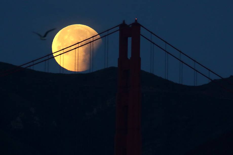 Superlua azul de sangue é vista atrás da Ponte Golden Gate, em São Fransisco