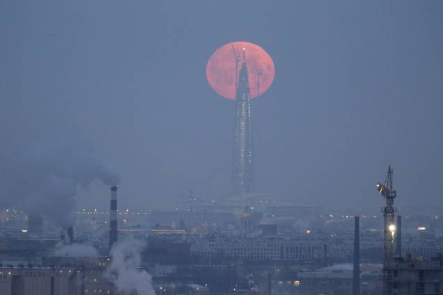 Superlua azul de sangue é vista atrás do prédio Lakhta Centre na cidade de São Petersburgo, Rússia Superlua azul de sangue é vista atrás do prédio Lakhta Centre na cidade de São Petersburgo, Rússia