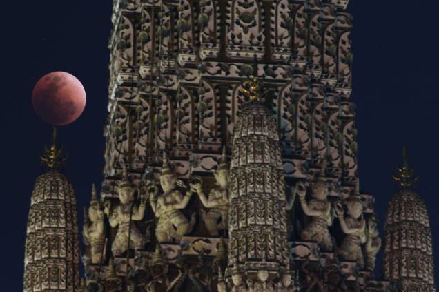 Superlua azul de sangue é vista atrás de um templo em Bangkok, Tailândia Superlua azul de sangue é vista atrás de um templo em Bangkok, Tailândia