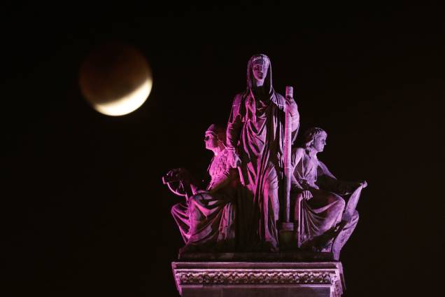 Eclipse da superlua azul de sangue é visto em Mumbai, índia Eclipse da superlua azul de sangue é visto em Mumbai, índia