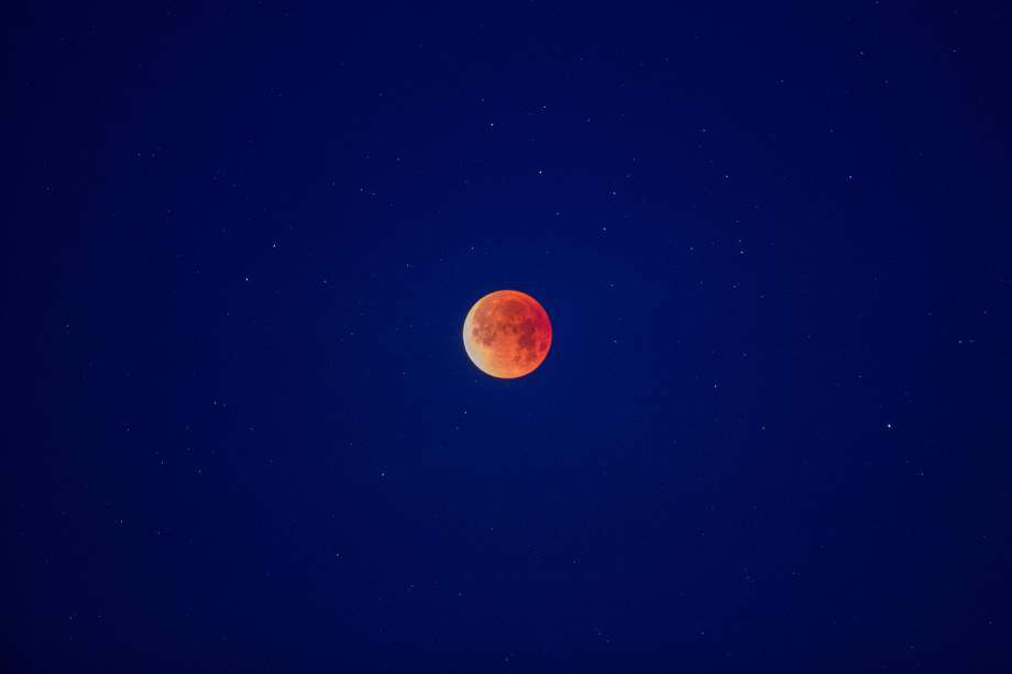 Superlua azul de sangue é vista do Deserto de Mojave, Califórnia