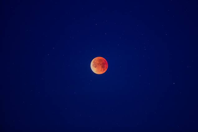 Superlua azul de sangue é vista do Deserto de Mojave, Califórnia Superlua azul de sangue é vista do Deserto de Mojave, Califórnia
