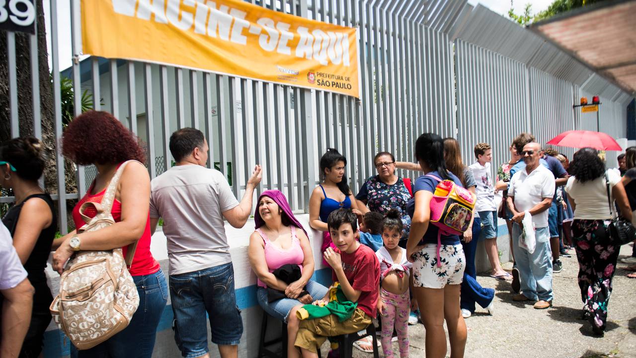 Fila para vacinação contra Febre Amarela