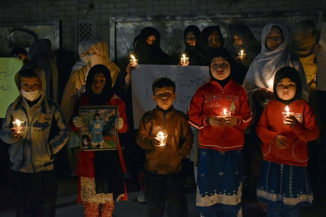 Imagens do dia - Homenagem à garota de 7 anos estuprada no Paquistão