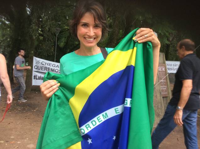 Vereadora Nádia Gerhard (PMDB) pintou as unhas nas cores da bandeira do brasil para protesto contra Lula Vereadora Nádia Gerhard (PMDB) pintou as unhas nas cores da bandeira do brasil para protesto contra Lula