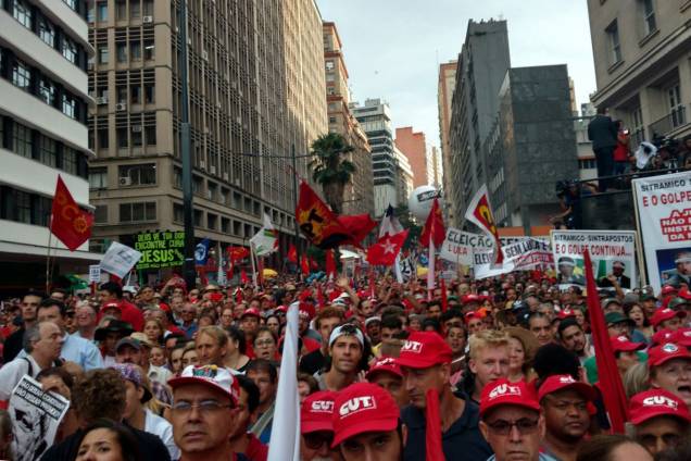Manifestantes participam de ato pró-Lula em Porto Alegre na véspera do julgamento do ex-presidente - 23/01/2018 Manifestantes participam de ato pró-Lula em Porto Alegre na véspera do julgamento do ex-presidente - 23/01/2018