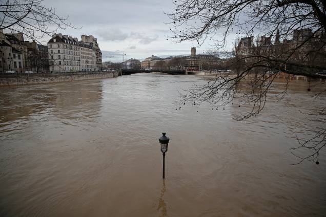 Poste fica submerso após inundações provocada pela cheia do rio Sena em Paris, na França - 24/01/2018 Poste fica submerso após inundações provocada pela cheia do rio Sena em Paris, na França - 24/01/2018