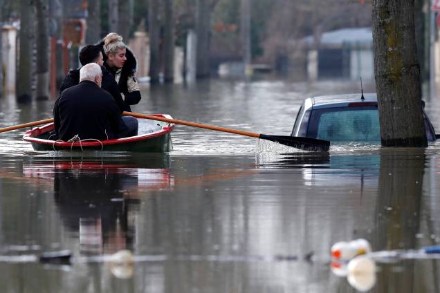 Moradores usam um barco a remo para atravessar uma rua inundada no bairro de Villeneuve-Saint-Georges, em Paris - 24/01/2018 Moradores usam um barco a remo para atravessar uma rua inundada no bairro de Villeneuve-Saint-Georges, em Paris - 24/01/2018
