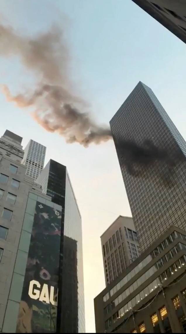 Fumaça é vista sobre o telhado da Trump Tower, em Nova York - 08/01/2018 Fumaça é vista sobre o telhado da Trump Tower, em Nova York - 08/01/2018