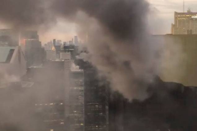 Fumaça é vista sobre o telhado da Trump Tower, em Nova York - 08/01/2018 Fumaça é vista sobre o telhado da Trump Tower, em Nova York - 08/01/2018