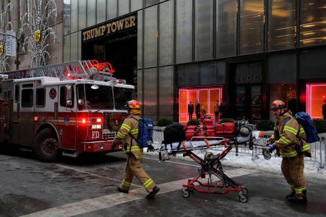 Equipe do Departamento de Bombeiros de Nova York respondeu depois que um incêndio começou na Trump Tower em Manhattan Equipe do Departamento de Bombeiros de Nova York respondeu depois que um incêndio começou na Trump Tower em Manhattan