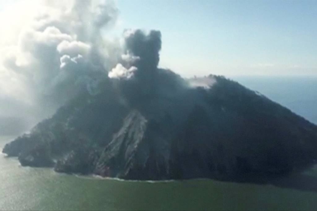 Erupção de vulcão na ilha de Kadovar, em Papua Nova Guiné - 06/01/2018