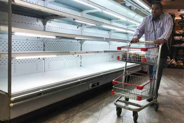 Homem caminha próximo de prateleiras vazias de supermercado em Caracas, na Venezuela - 09/01/2018 Homem caminha próximo de prateleiras vazias de supermercado em Caracas, na Venezuela - 09/01/2018
