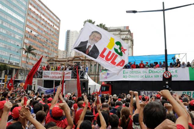 Manifestantes participam de ato pró-Lula em Porto Alegre na véspera do julgamento do ex-presidente - 23/01/2018 Manifestantes participam de ato pró-Lula em Porto Alegre na véspera do julgamento do ex-presidente - 23/01/2018
