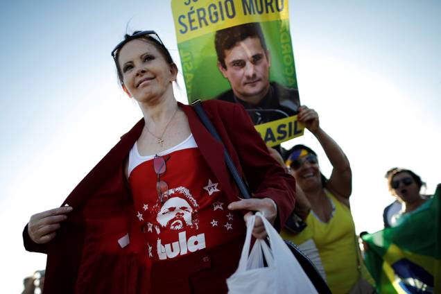 Apoiadora de Lula é vista próximo a uma manifestante contra o ex-presidente, em Brasília - 23/01/2018 Apoiadora de Lula é vista próximo a uma manifestante contra o ex-presidente, em Brasília - 23/01/2018