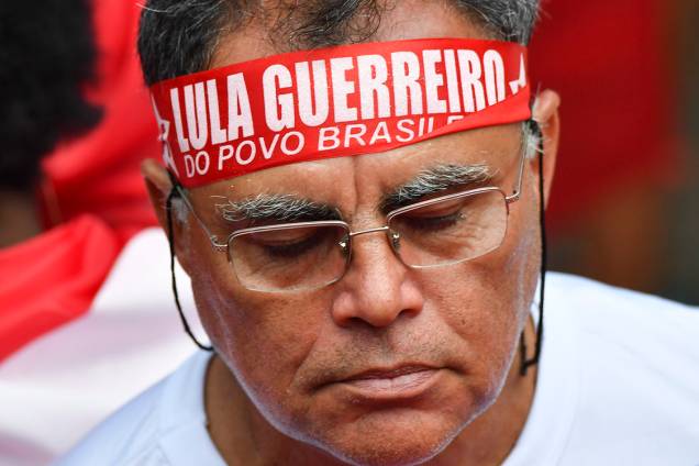 Manifestante lamenta condenação de Lula, durante protesto em São Paulo - 24/01/2018 Manifestante lamenta condenação de Lula, durante protesto em São Paulo - 24/01/2018
