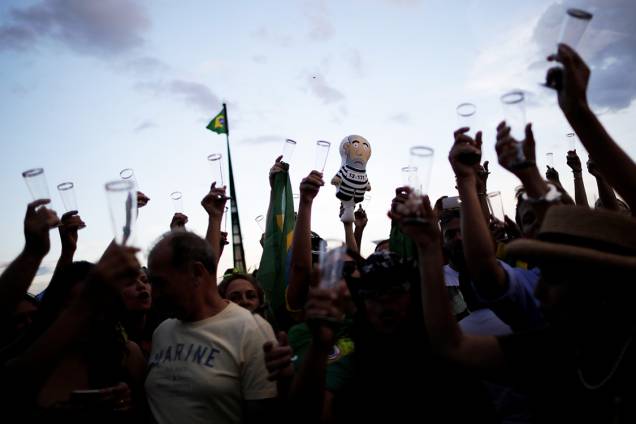 Manifestantes brindam com champanhe em comemoração à condenação do ex-presidente Lula, em Brasília - 24/01/2018 Manifestantes brindam com champanhe em comemoração à condenação do ex-presidente Lula, em Brasília - 24/01/2018