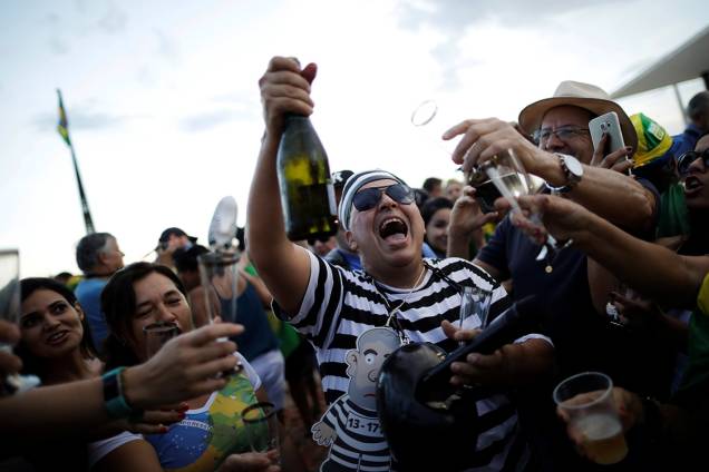 Manifestantes brindam com champanhe em comemoração à condenação do ex-presidente Lula, em Brasília - 24/01/2018 Manifestantes brindam com champanhe em comemoração à condenação do ex-presidente Lula, em Brasília - 24/01/2018