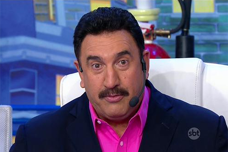 Luz se apaga e Ratinho tem que pensar rápido, ao vivo no SBT